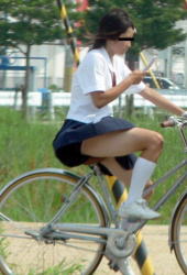 ミニスカで自転車でパンチラしちゃうJKの画像