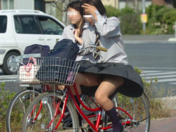 自転車パンチラ画像！風でスカートが捲り上がるチャリチラJKの画像