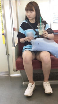 電車でミニスカートのお姉さんが対面に座ったときのパンチラへの期待感の画像