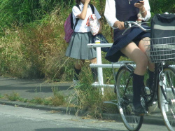 JKがミニスカートで自転車乗るとスカートがめくれますの画像