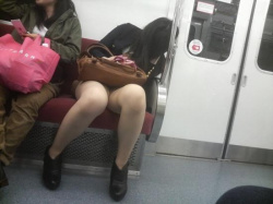 パンチラチャンスの電車で居眠り中のミニスカギャルの画像