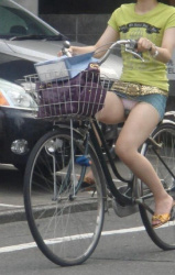 パンチラ当たり前のデニムミニスカートで自転車に乗るギャルの画像