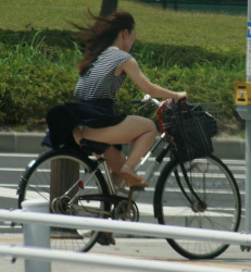 ひらひらのスカートが風で舞い上がる自転車に乗るギャルの画像