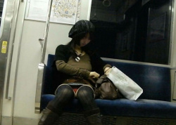 電車で対面に座るミニスカギャルのパンツwwwの画像