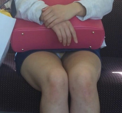 電車でミニスカお姉さんの対面に座れた時のラッキー感wwwの画像