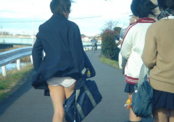 女子校生のスカートをめくってくれる風パンチに感謝wwwの画像