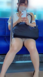 電車で対面に座るギャル…パンチラをまったく気にしないwwwの画像