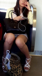 電車でミニスカートのギャルが対面に座った時の期待感wwwの画像