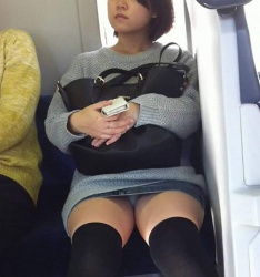 電車で対面にミニスカートのお姉さんが座ったら絶対チラ見してしまうwwwの画像