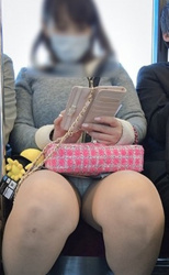 パンチラ期待！電車で対面に座るお姉さんのスカートの中が気になって降りれない…の画像