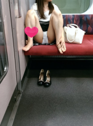 パンチラを気にしないギャルが電車の対面に座ってるんだけどwwwの画像