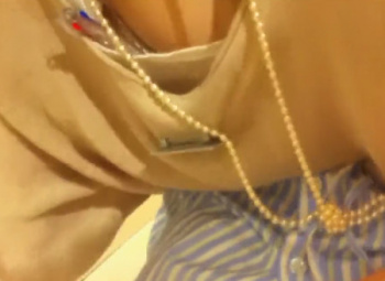 美人ショップ店員のお姉さんのブラとおっぱいを盗撮した胸チラ覗き動画！の画像