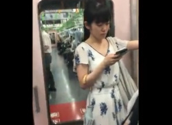 ワンピースが似合う黒髪のお姉さんのパンティを電車内で逆さ撮り盗撮♪の画像