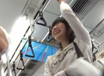 電車内でロリ顔の私服JKをパンチラ盗撮！水玉の可愛いパンティ隠し撮り♪の画像