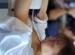 電車で寝ているお姉さん胸チラ盗撮♪ぷっくり乳首とおっぱいを隠し撮りの画像