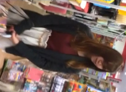 お店で買い物中の綺麗なお姉さん尾行してパンチラ盗撮！パンティを逆さ撮りの画像