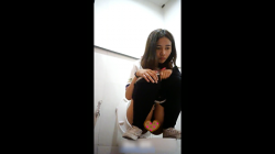 【タイの学校洋式トイレ盗撮】ゲキカワ女の子が和式スタイルで放尿の画像