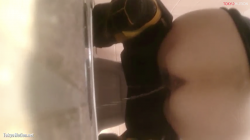 【和式トイレ盗撮】内股気味で放尿する肛門丸見えの女性の画像