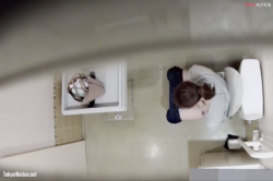 【洋式トイレ盗撮】上空からポニテの若妻さんのトイレシーン観察の画像