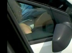 白いパンティ♪車に乗る瞬間のパンチラをカメラは捉えた！の画像