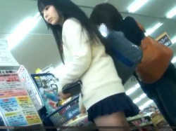 店内パンチラ盗撮！買い物中にピンクパンティーを見られてる制服美少女の画像