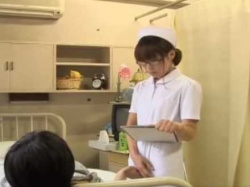 おま〇こを擦るセクハラ入院患者に断れずパンツを脱いでハメさせる看護婦の画像