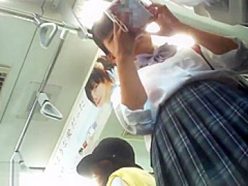 電車内パンチラ盗撮！スマホに夢中で後ろから前から逆さ撮りされる制服娘の画像