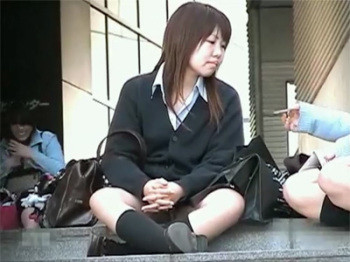 【パンチラ・逆さ取り隠撮動画】階段で胡坐をかいて座っていた素人女子校生の臭そうな白パンツをゲットwの画像