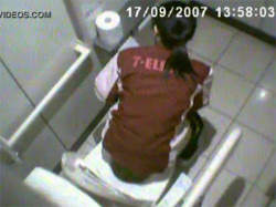 【トイレ隠撮動画】セ◯ンイレブンの洋式トイレを天井から隠し撮り…スタッフの排泄と目線をゲットwの画像