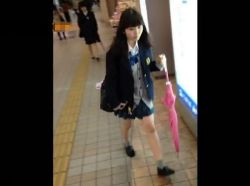 «盗撮»危ないにも程がある！可愛らしい小さな制服女子校生にスカート捲りパンチラの暴挙！！の画像