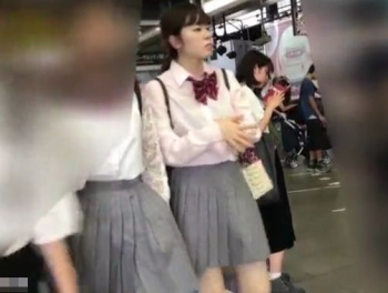【盗撮】清純ピュアな制服美少女のパンチラを電車内で隠し撮りした映像がネット公開される！！の画像