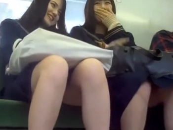 【盗撮】マジ最高過ぎ！電車内やコンビニ等の日常の中でリアルな制服美少女のパンチラを隠し撮り！！の画像