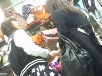 【盗撮】ママと買い物中のJC中学生が美少女すぎてパンチラ隠し撮りしてしまった！！の画像