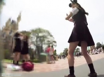 【リアル盗撮】東京ディ●ニーランドで浮かれてる制服女子校生の無防備パンチラｗｗｗの画像