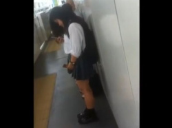 【リアル盗撮】観覧注意！即削除！制服女子校生の下半身ばかりを狙ってスカめくパンチラを繰り返す危険人物！！の画像