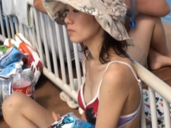 【リアル盗撮】プールリゾートで美人ママのビキニトップの隙間から乳首を隠し撮りに成功した俺が映像を公開するｗｗｗの画像