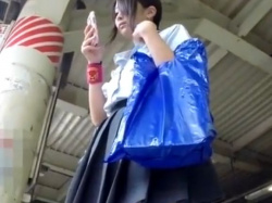 【リアル盗撮】まさかのナプキン着用の好タイミング！東京都山手線で激カワ美少女JKのパンチラ逆さ撮り！！の画像