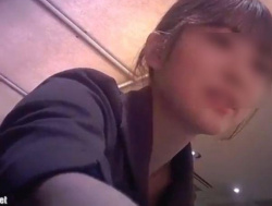 【リアル盗撮】笑顔の接客が好印象なレストランのバイト女子のパンティを逆さ撮りしてネット上に公開！の画像