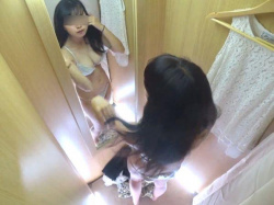 【リアル盗撮】超可愛い童顔美少女の素人お嬢さんが試着室を使用した際に隠し撮りされて巨乳がバレるｗｗｗの画像