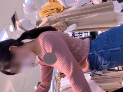 【リアルHQ盗撮】美人ショップ店員胸チラ映像！ニットの隙間から覗き込まれて乳首ちゃんもコンニチワｗｗｗの画像