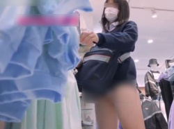 【リアルHQ盗撮】超ミニスカの女子校生が買い物に夢中でいちいち簡単に純白パンティがチラ付いてるｗｗｗの画像