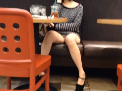 【リアル盗撮】カフェレストランで見かけた美女の股間ガードが緩すぎてパンチラ見放題ｗｗｗの画像