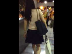 【盗撮】繁華街で人ごみの中で見つけたスレンダー美女を尾行しながらパンチラを逆さ撮り！の画像