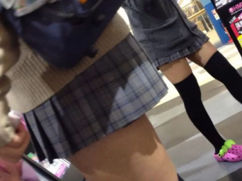 【盗撮】マジたまんねーぜ！買い物中の制服少女たちの黒ニーソとチラ見えしたパンティとか！の画像