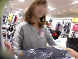 【盗撮】超美人ショップ店員の下半身から激写されたパンチラ映像がマジで大傑作！の画像