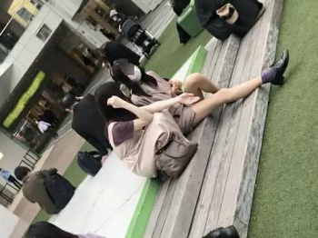 【盗撮】ラゾーナ川崎で本物女子大生のショーパンの隙間からパンチラ解禁中ｗｗｗの画像