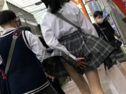 【盗撮】横浜駅周辺に神出現！暴風雨の日に可愛い女子校生たちの風パンチラを乱獲して公開！の画像