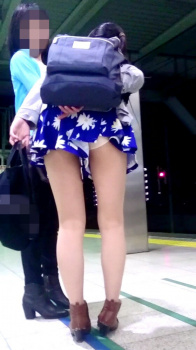 【撮影者不明】駅構内でスカートが捲れているきれいなお姉さんの画像