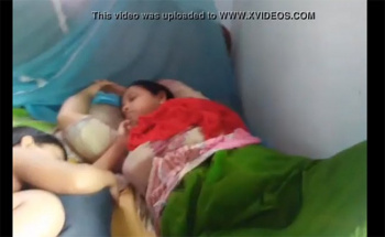 【民家盗撮動画】寝ている嫁のスカートをこっそりまくってマンコを隠し撮りの画像