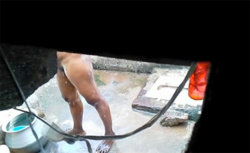 【インド入浴盗撮動画】野外で身体を洗うインド人女性を隠し撮りの画像